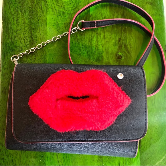 ๐ Betsy Johnson Fur Lips purse ๐ - Picture 2 of 8